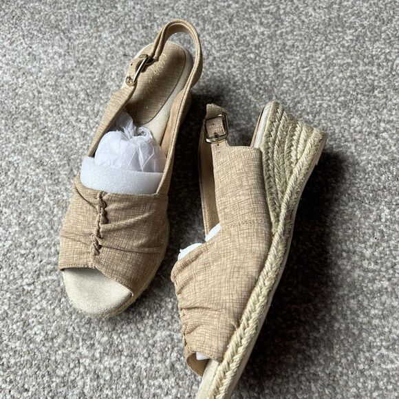 Easy Street Women’s Wedges Sz 7 Tan Beige Comfort Sling Back Slip On - Picture 1 of 10